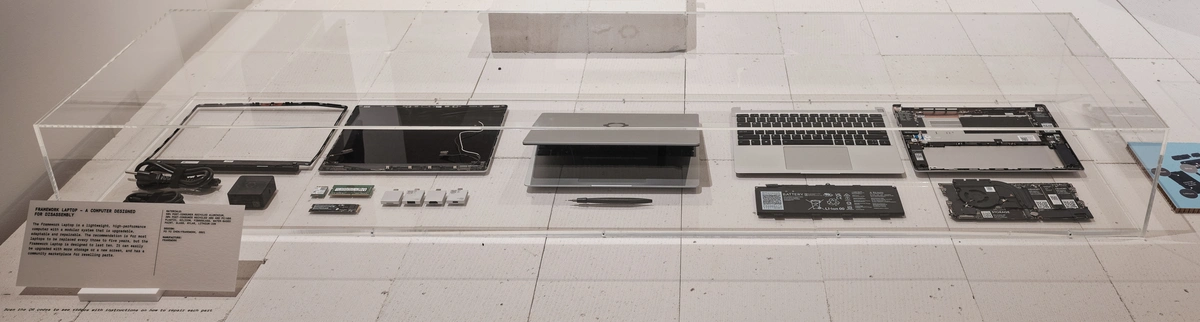 Darstellung des Framework Laptops im Design Museum